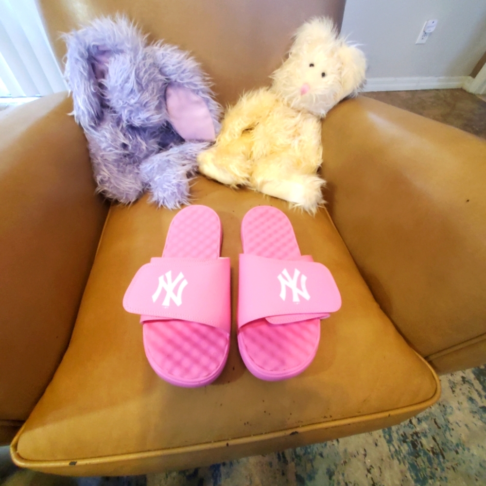 NEW YORK Yankees, Pink Slide Sandals--womens Size 9